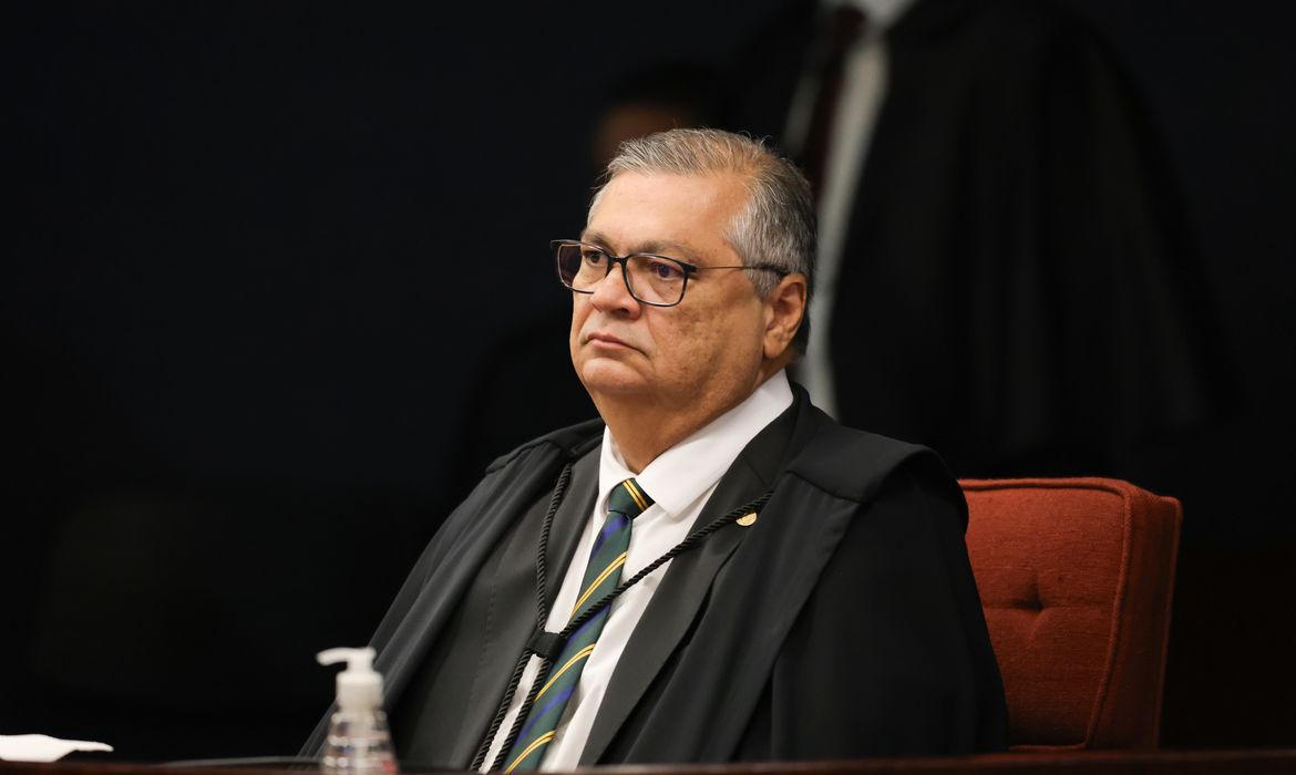 Flávio Dino abre apuração sobre emendas ligadas a produtora de filme de Bolsonaro