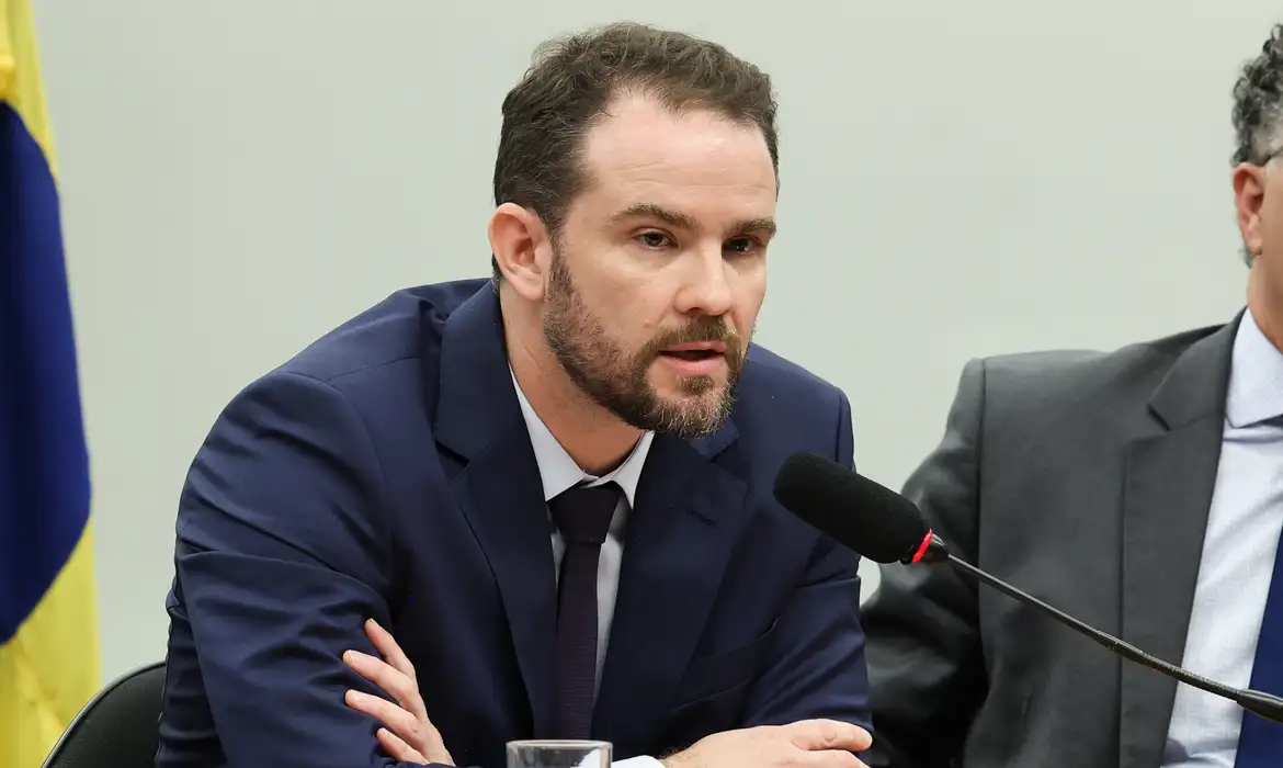 Durigan vai à França para G7 e discute economia, energia e IA