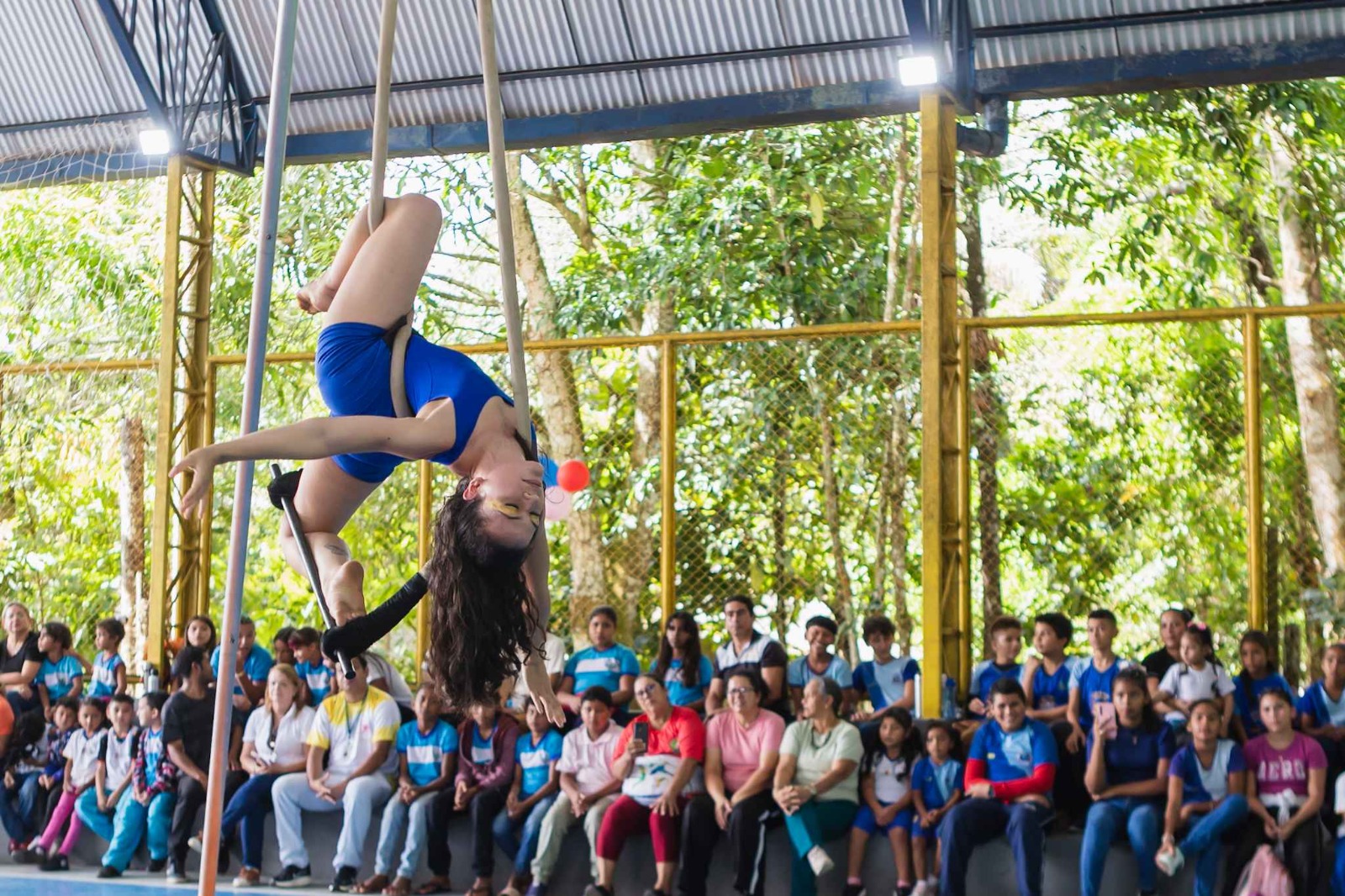 Festival Feminino de Artes Circenses encanta público da zona rural com palhaçaria, malabares e acrobacias