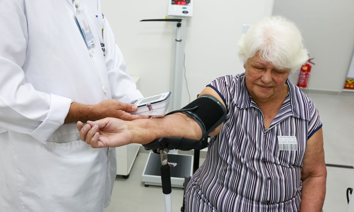 Pessoas 50+ vão liderar consumo de saúde no Brasil e movimentar R$ 559 bilhões até 2044