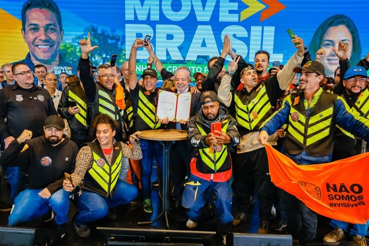 Lula lança programa de R$ 30 bilhões para motoristas de aplicativos