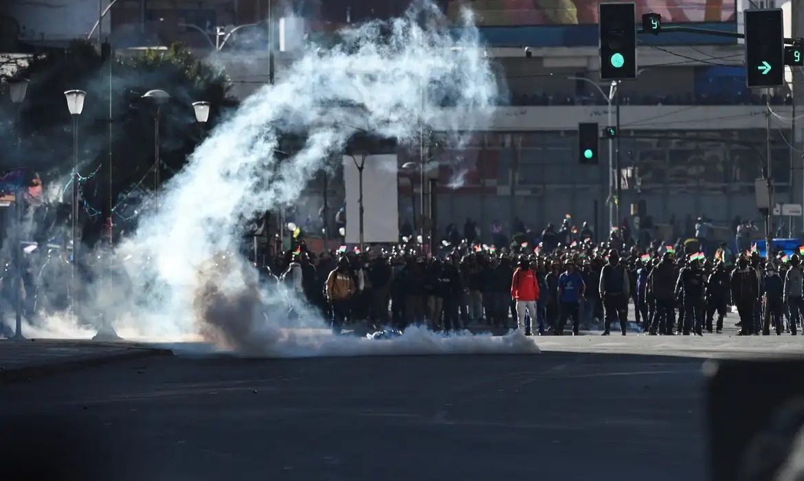 Governo boliviano amplia poderes durante onda de protestos