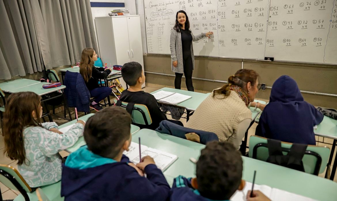 Piso nacional dos professores sobe para R$ 5.130