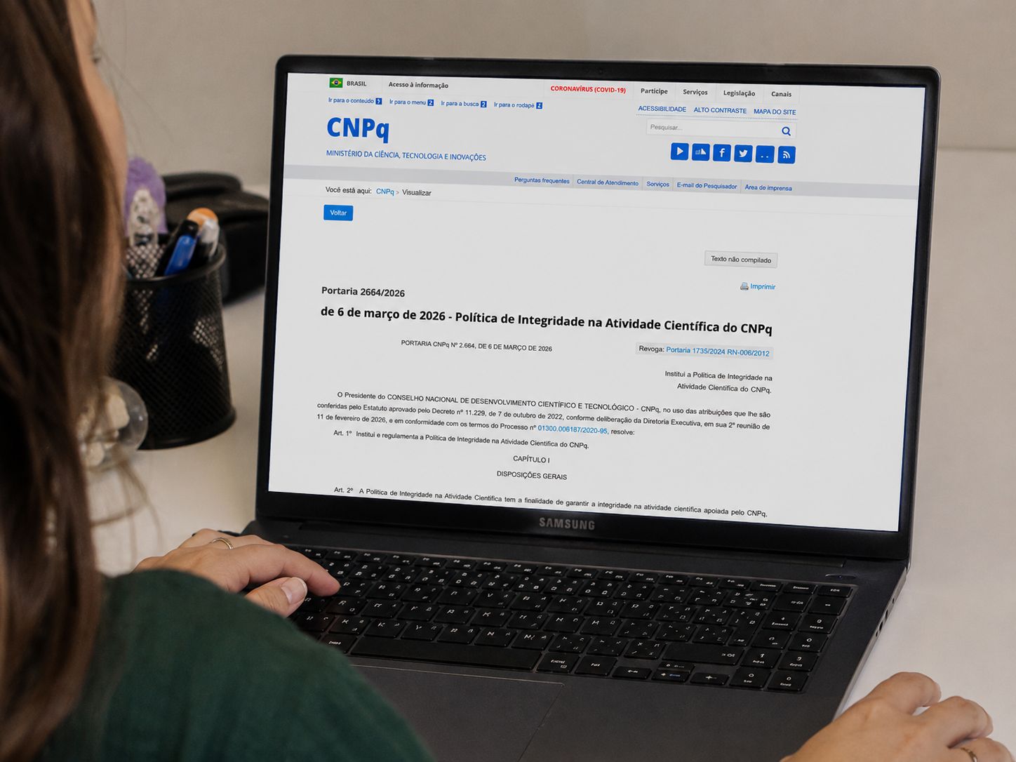 Autoria humana continua obrigatória em pesquisas com IA