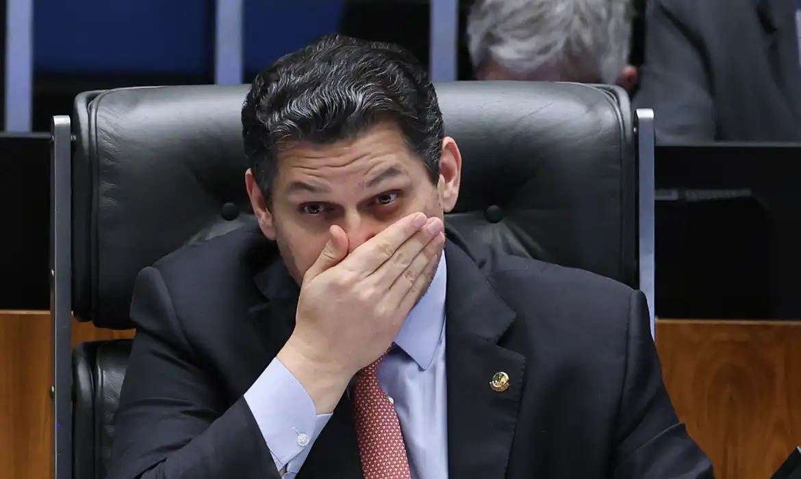 Silêncio de Alcolumbre gera expectativa sobre PEC do trabalho