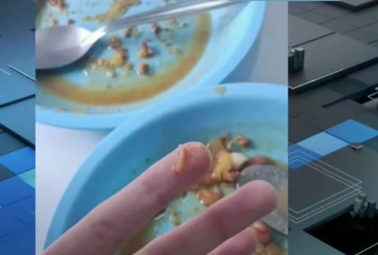 Larvas em merenda causam indignação