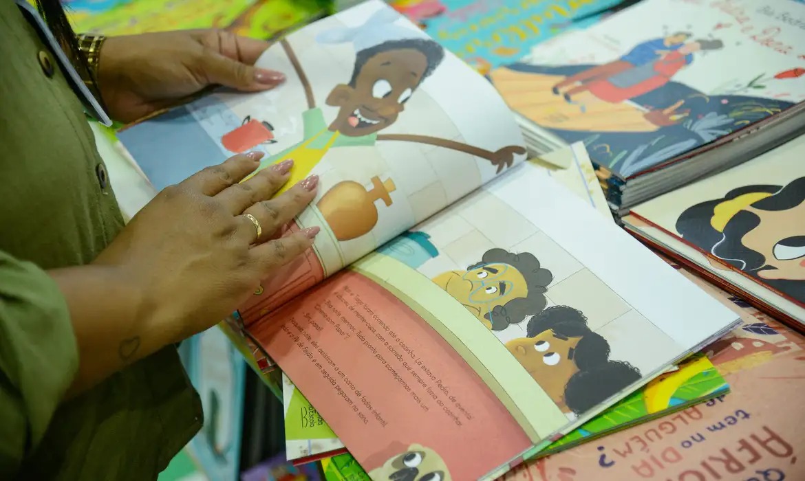 Bienal nas Escolas une literatura e futebol no RJ