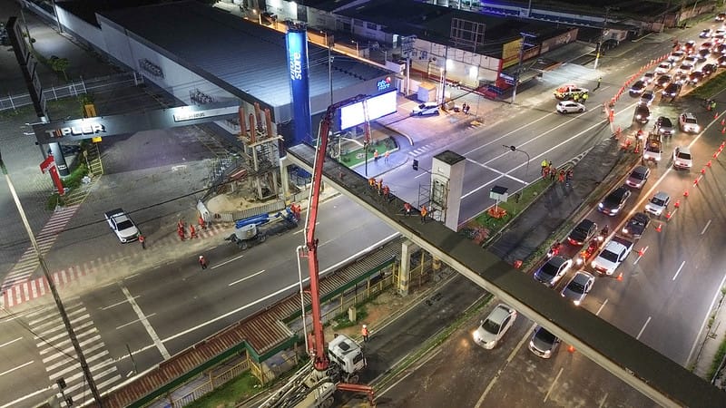 Concretagem do tabuleiro marca avanço das obras da passarela Santos Dumont