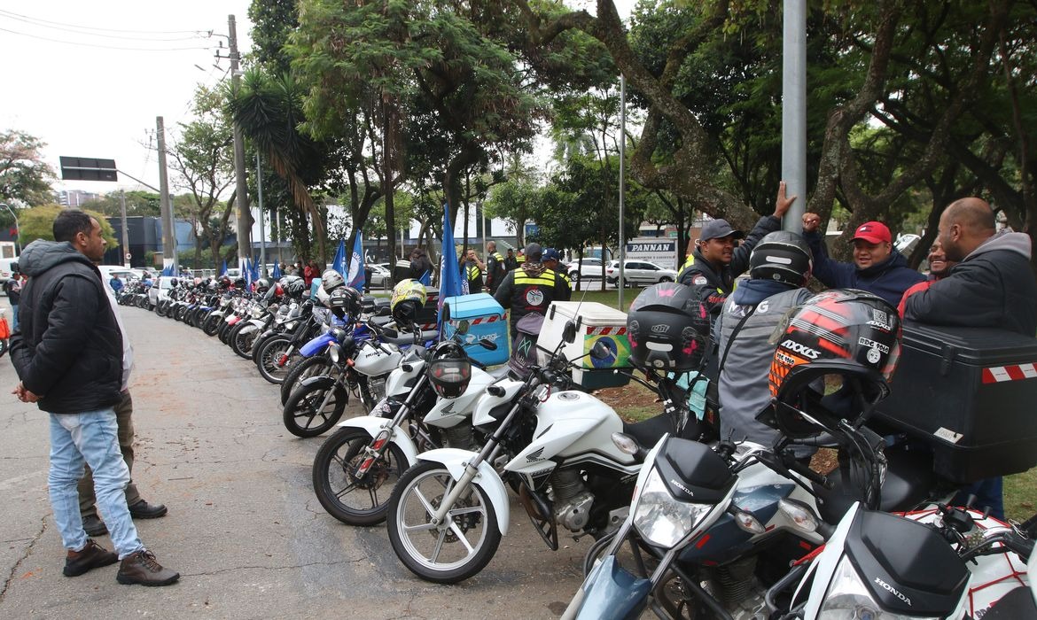 Governo prepara crédito para motociclistas de aplicativos comprarem motos novas