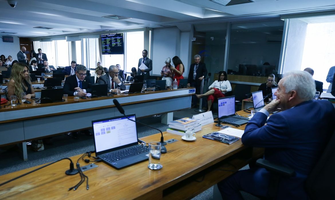 PEC que reduz jornada de trabalho começa análise no Senado