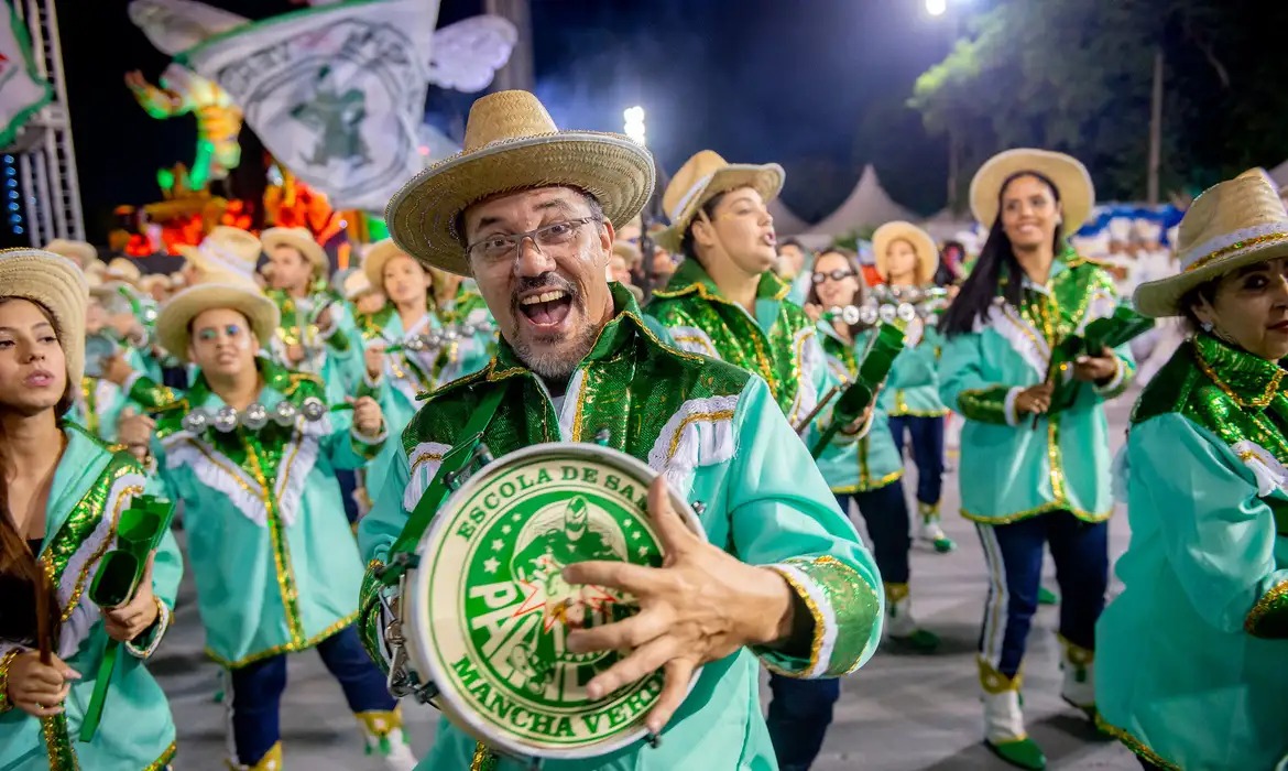 Escolas cobram apoio ao carnaval