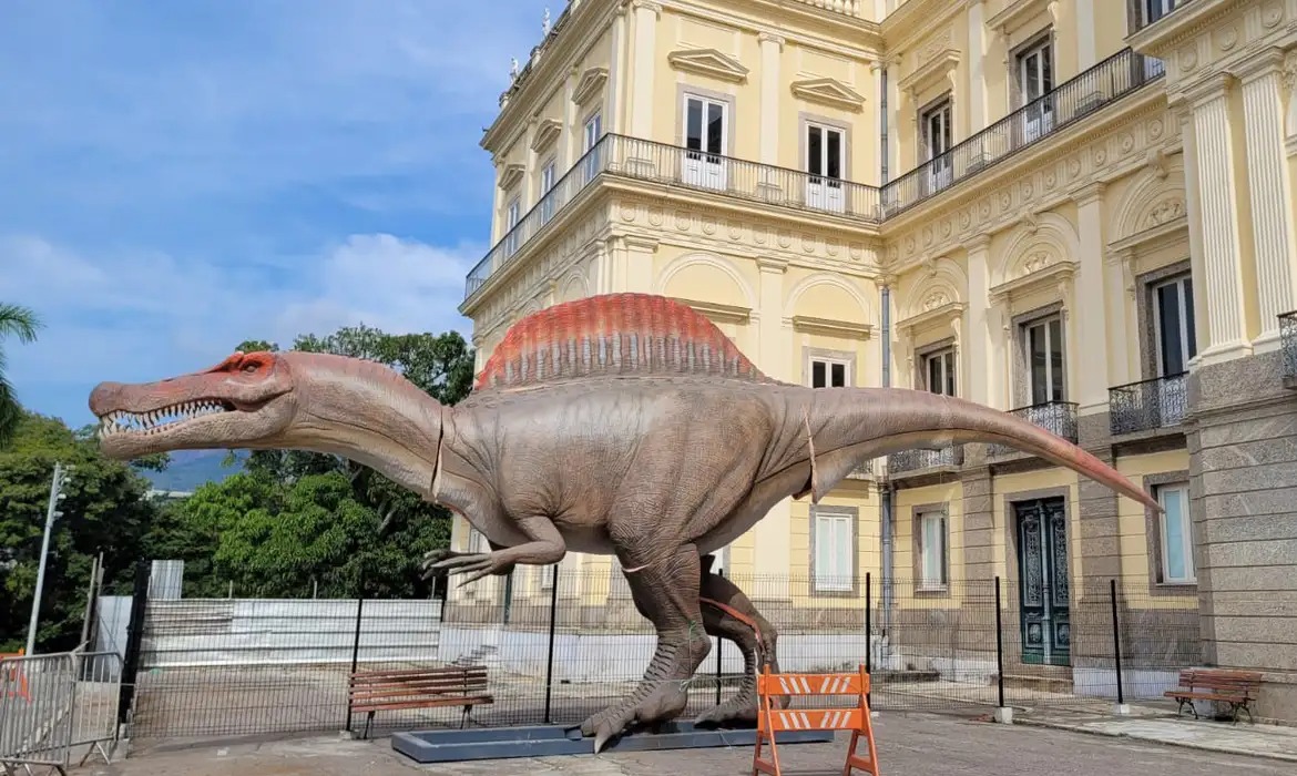 Parece vivo: dinossauro gigante viraliza no RJ