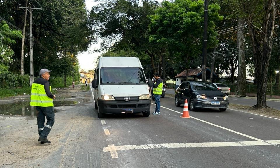 IMMU apreende micro-ônibus irregular em Manaus