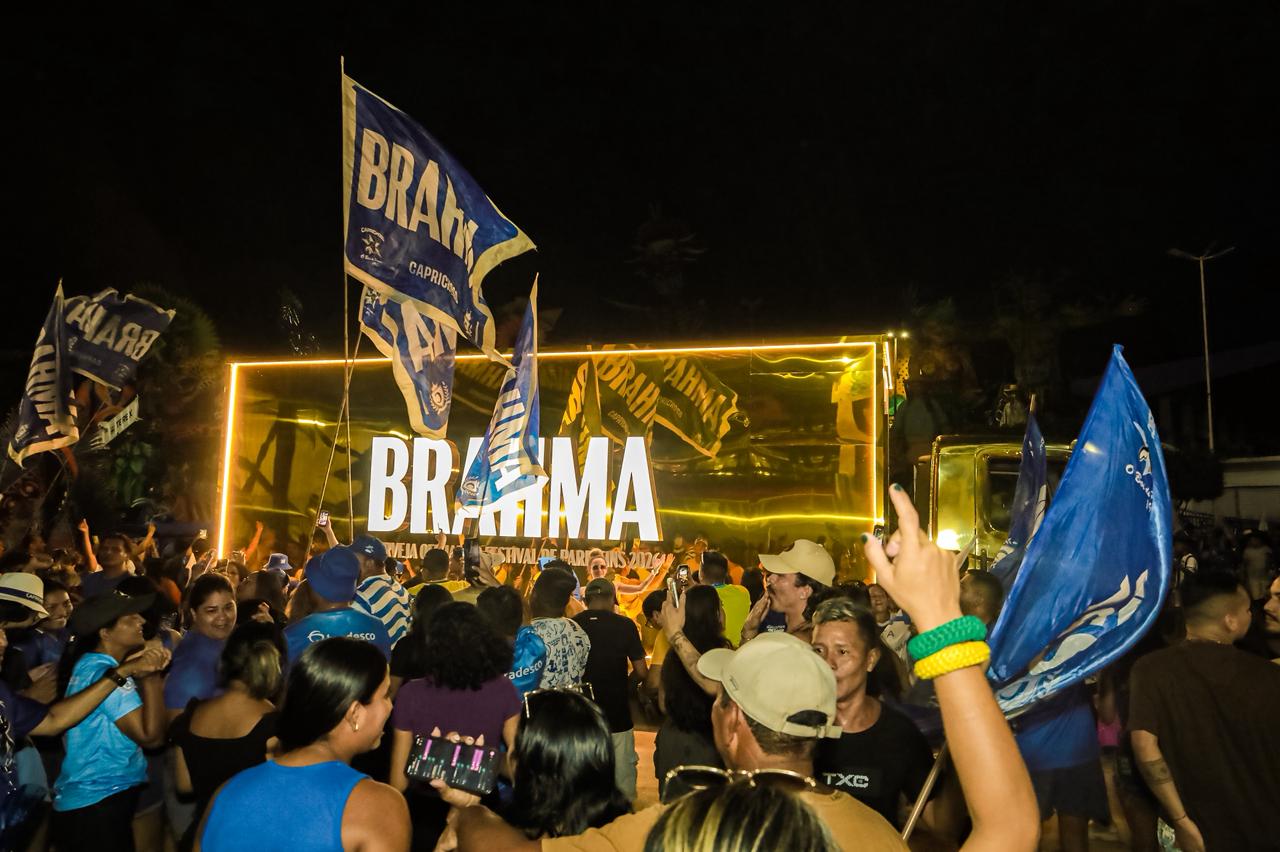 Caprichoso recebe caminhão dourado da Brahma após conquistar o Festival de Parintins 2026