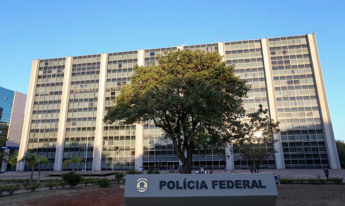 PF faz operação contra lavagem de dinheiro do PCC