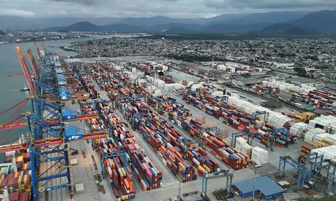 Recorde das exportações reduz déficit externo