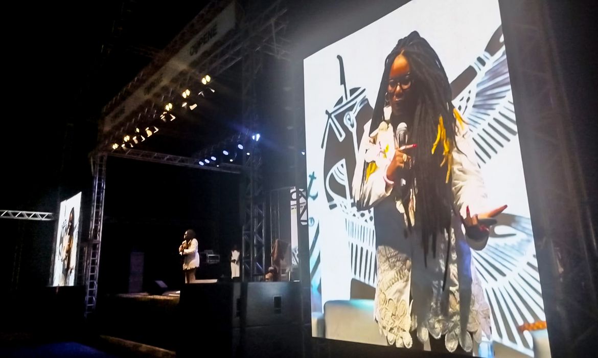 Carla Akotirene: racismo vai além das ofensas explícitas