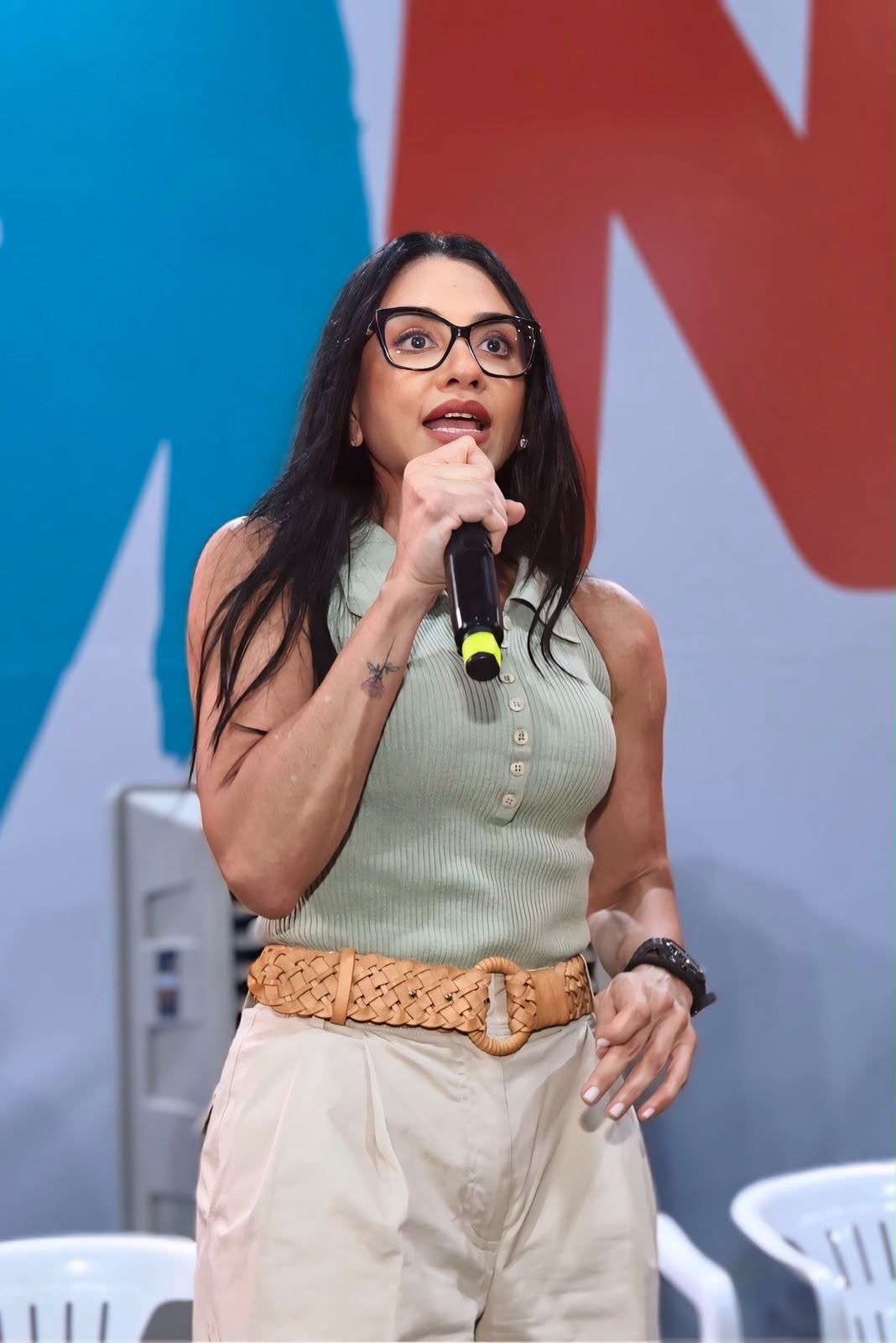 David Almeida acompanha discurso de Dra. Shádia sobre mulheres