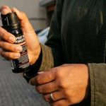 Especialista alerta sobre riscos do spray de pimenta feminino