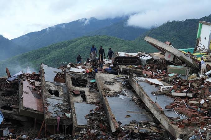 Equipes continuam buscas após terremotos na Venezuela