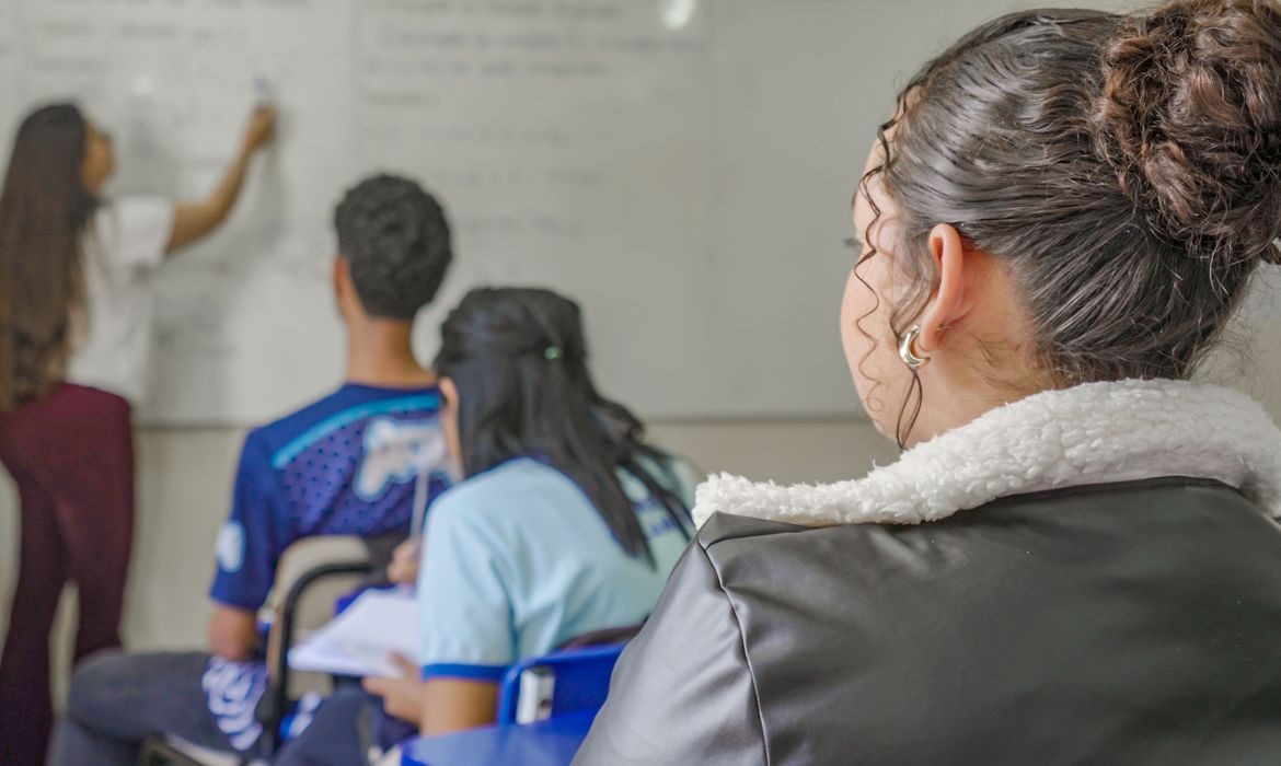 Estudo revela consequências da gravidez precoce na vida de jovens brasileiras