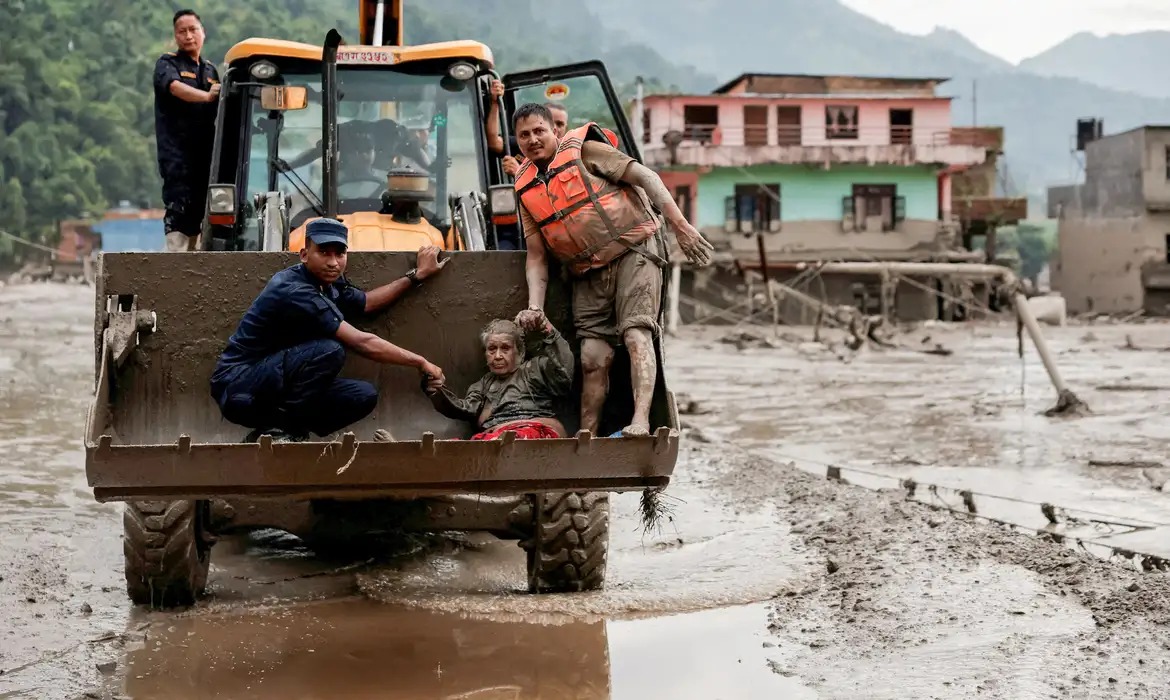 Vítimas das cheias no Nepal podem aumentar