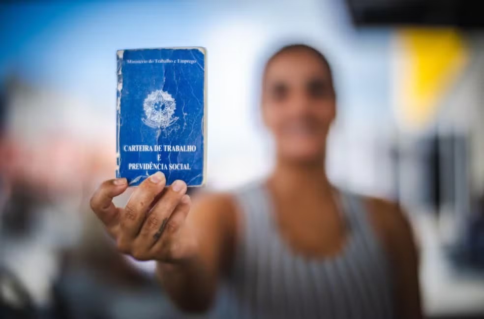 Emprego formal bate recorde, mas informalidade cresce