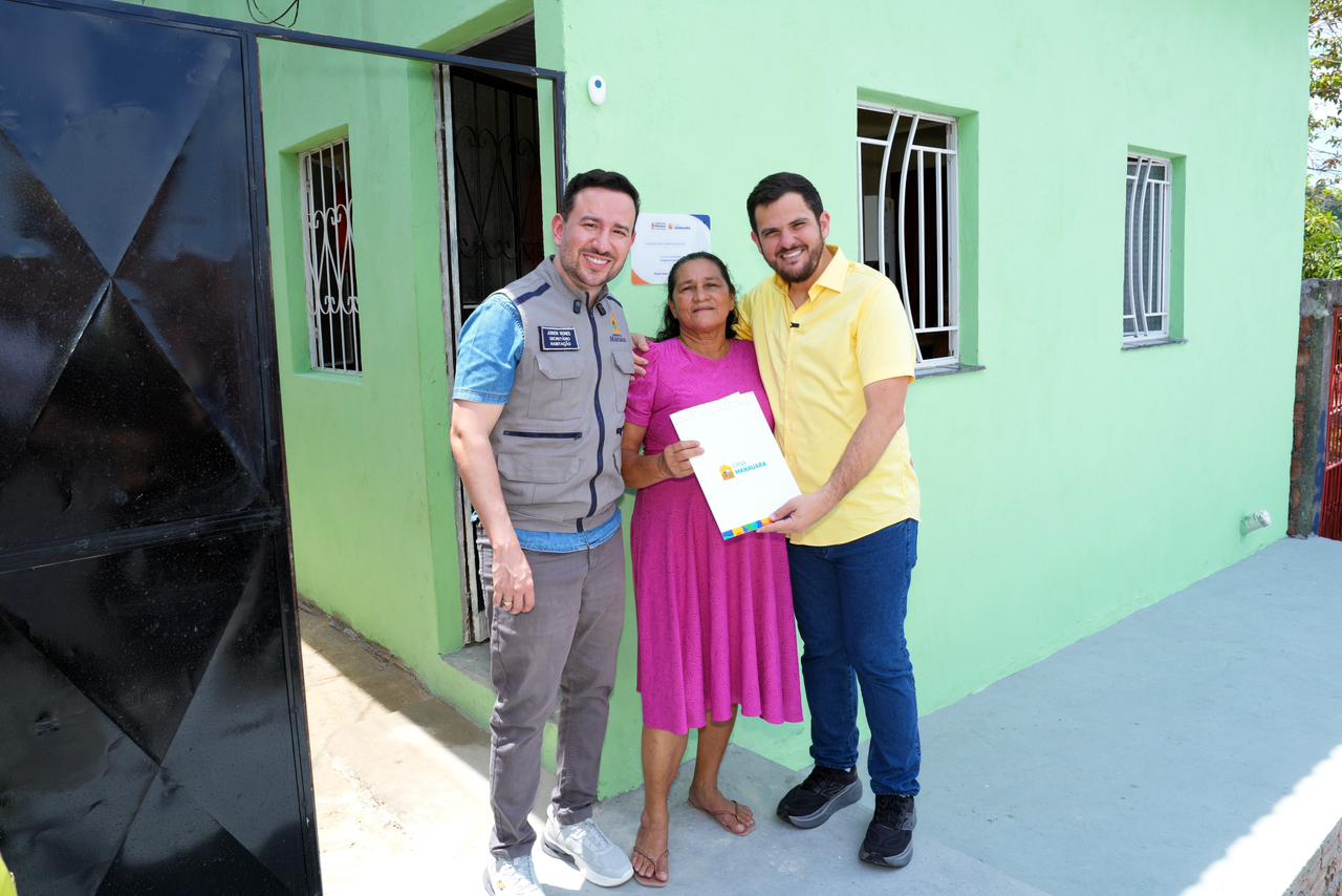 Famílias recebem casas reformadas no Cidade de Deus