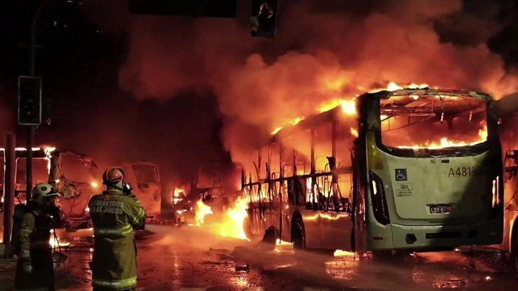 Protesto na Mangueira bloqueia vias e afeta ônibus