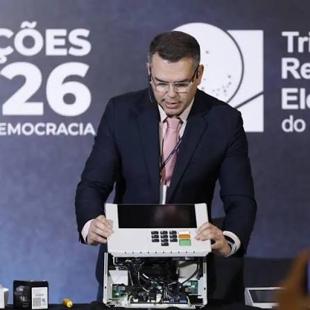 TRE-RJ abre urna eletrônica e reforça segurança do voto