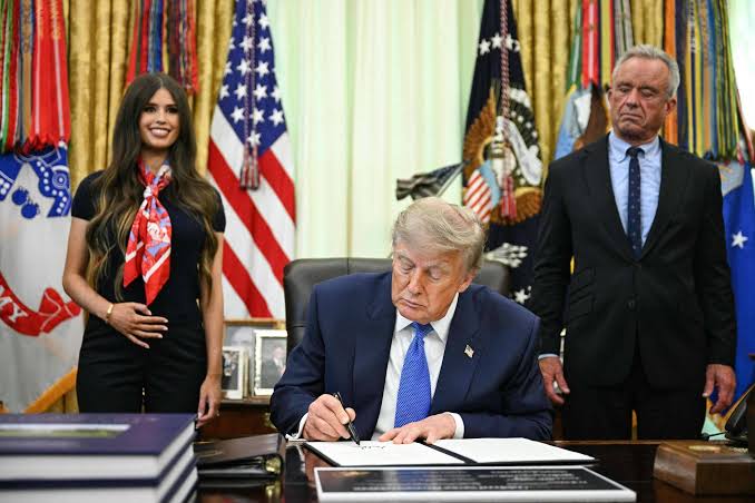 Trump muda vacinação infantil nos EUA e OMS reage