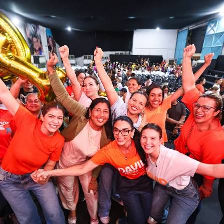 Shádia e David Almeida iniciam campanha com adesivaço em Manaus