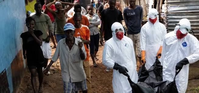 O surto de Ebola na República Democrática do Congo (RDC) se tornou o mais mortal já registrado no país, segundo dados divulgados pelas autoridades de saúde. Até domingo (16), a epidemia havia provocado 2.325 mortes e 4.945 casos confirmados, superando o número de vítimas registrado durante o surto de 2018 a 2020.