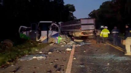 Colisão entre micro-ônibus e carreta mata 23
