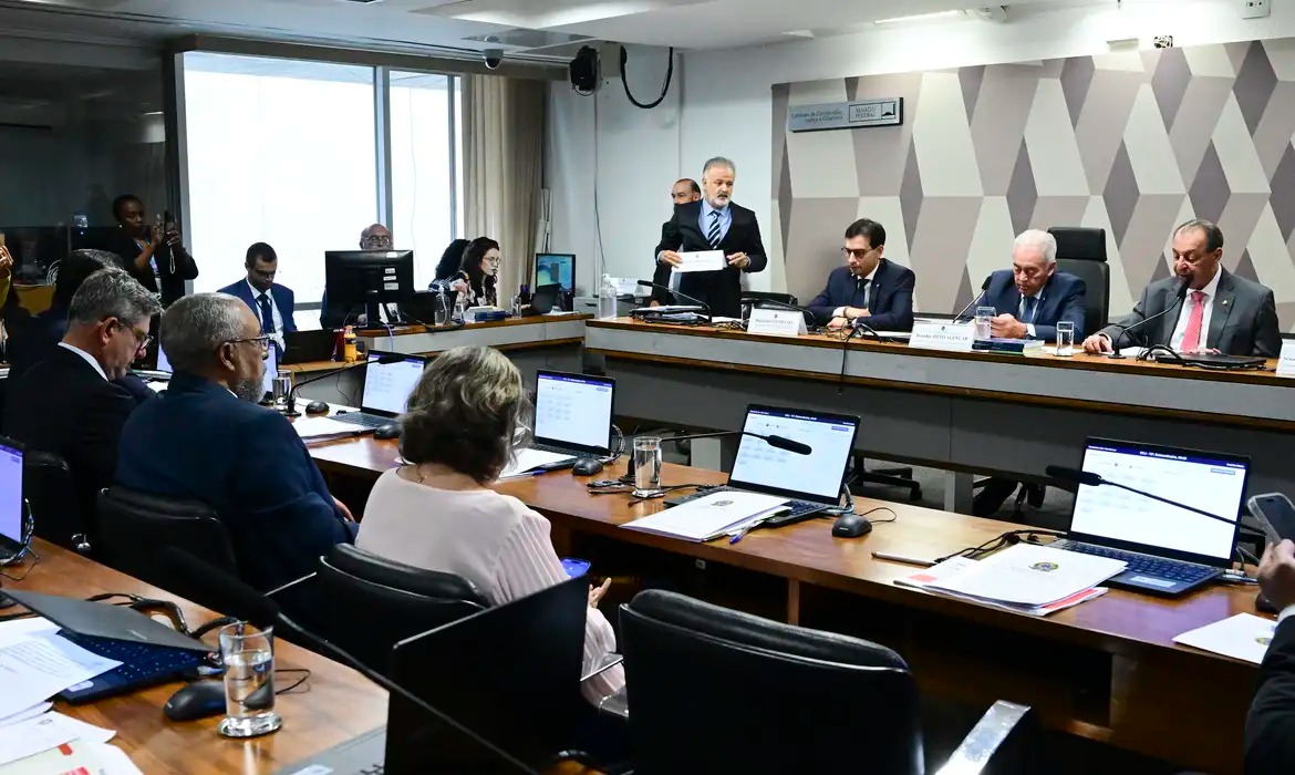 Fim da escala 6x1 gera debate no Congresso