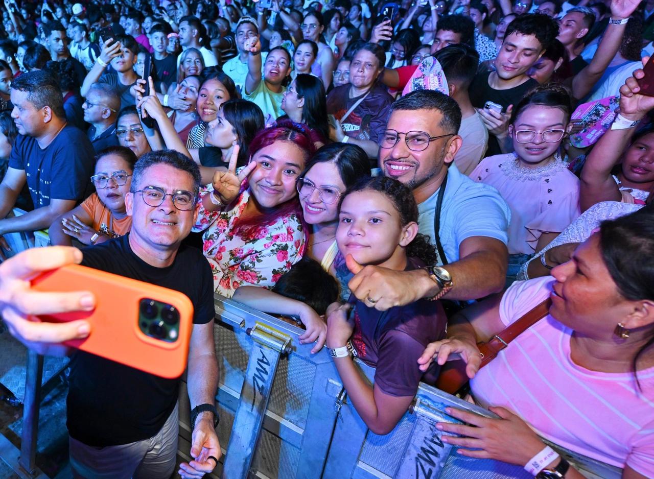 David Almeida acompanha apresentação de Aline Barros no #SouManaus
