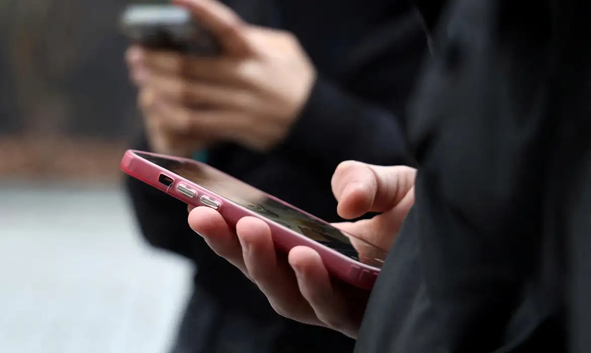 Jovem usa tecnologia para ampliar educação eleitoral no Brasil