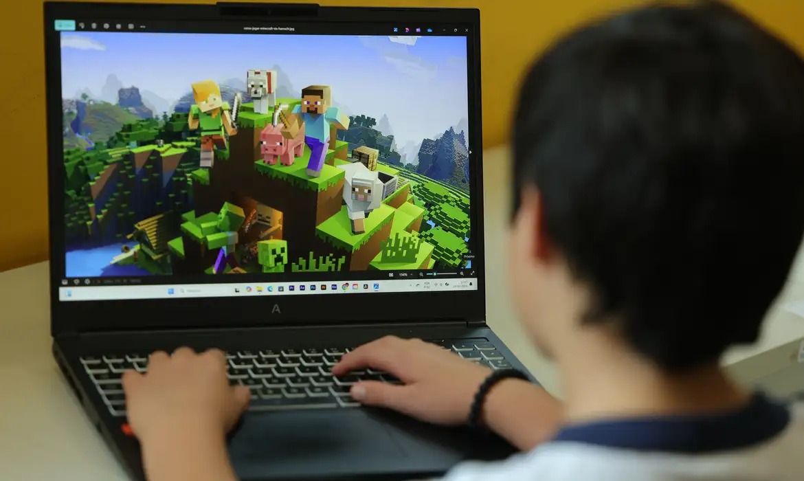 Celulares e computadores exigem atenção à saúde ocular infantil
