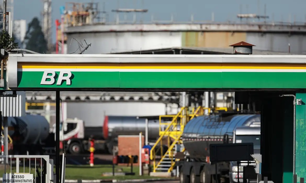 Brasil importa mais de 25% do diesel e fica exposto à alta do petróleo
