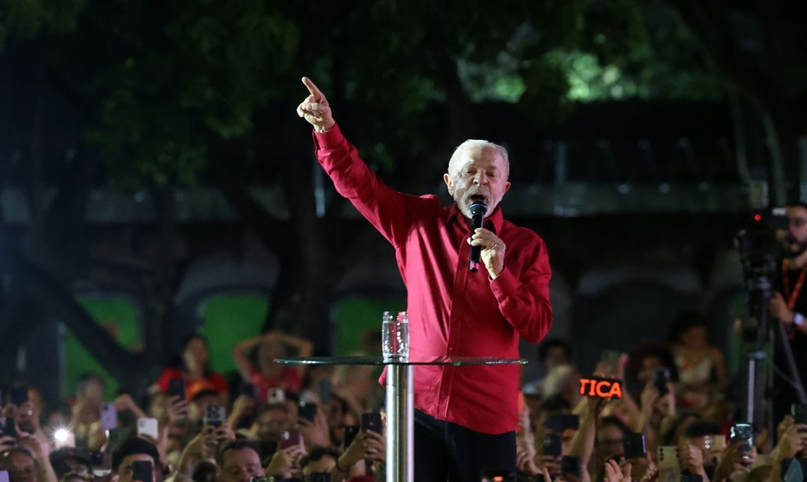 Salário mínimo de R$ 1.621 entra no debate eleitoral de Lula